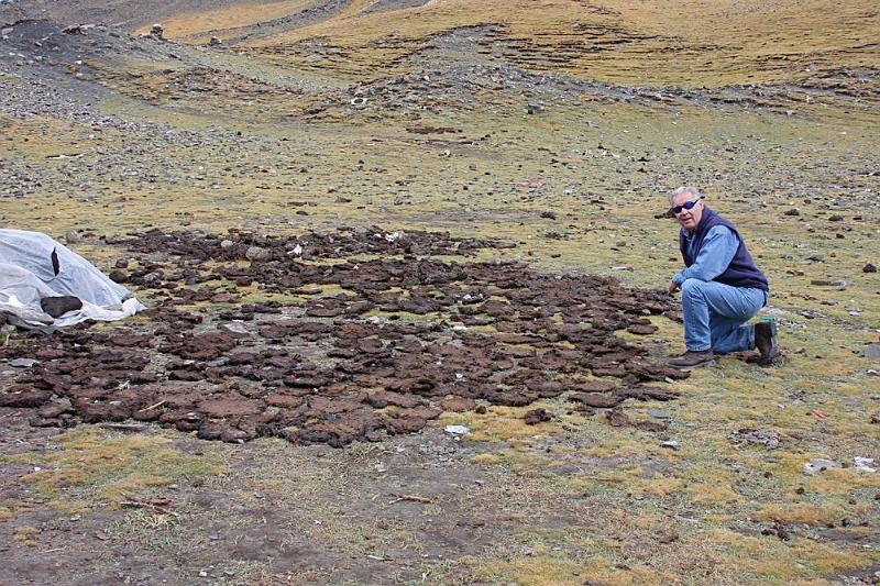 084 Stan admiring the Tibet biofuel.jpg